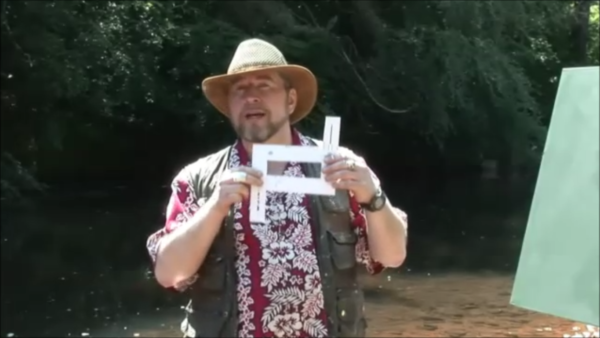 Rod explaining the view finder during the "secrets of the Palette Knife" DVD.